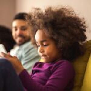 Onderzoek: schermtijd heeft invloed op deze schoolprestaties van kinderen