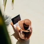 Kantoor in de zon: steeds meer ouders combineren werken en reizen