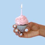 Opgebiecht: ‘Ik durf mijn vriend niet te vertellen wat ik heb uitgegeven aan de eerste verjaardag van onze dochter’