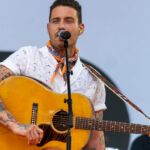 Douwe Bob herdenkt overleden zoontje met kerstbelofte: ‘Voor altijd bij ons’