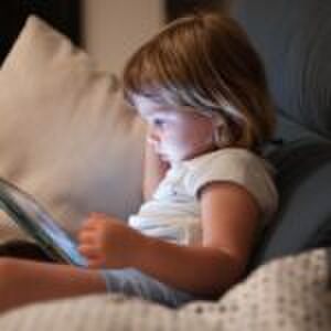 Je kind afleiden met een tablet? Dit werkt veel beter en levert een sterkere taalontwikkeling op