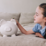 Geld, zakgeld en sparen: zo maak je je kids financieel wijzer!