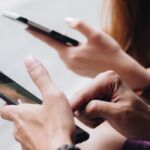 Digitaal dilemma: Hoe zorg ik dat mijn zoon niet in de fuik van schadelijke algoritmes belandt?