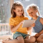 Oud-docent waarschuwt in viral video: onze samenleving splitst in tweeën door schermtijd