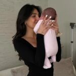 Anna Nooshin deelt rauwe beleving over moederschap: ‘Je denkt dat het probleem bij jou ligt’