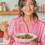 Recept: Misoboter-noedels met tomaat & lente-ui van Rukmini Iyer