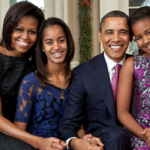 Michelle Obama: ‘Als mijn dochters bij iemand gingen spelen, moest een team eerst hun huis doorzoeken’