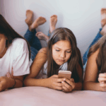 Nieuwe, brutale trend onder tieners: ze ‘fambushen’ hun ouders