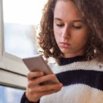 AI verslaafd? Dit zijn 7 waarschuwingssignalen dat jouw kind doorslaat met chatbots