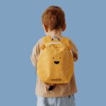 Ouders opgelet! Dit is waarom een schooltas mét de naam van je kind gevaarlijker is dan je denkt