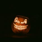 Zien! Deze Halloweenversiering is zó geloofwaardig dat mensen de alarmlijn willen bellen