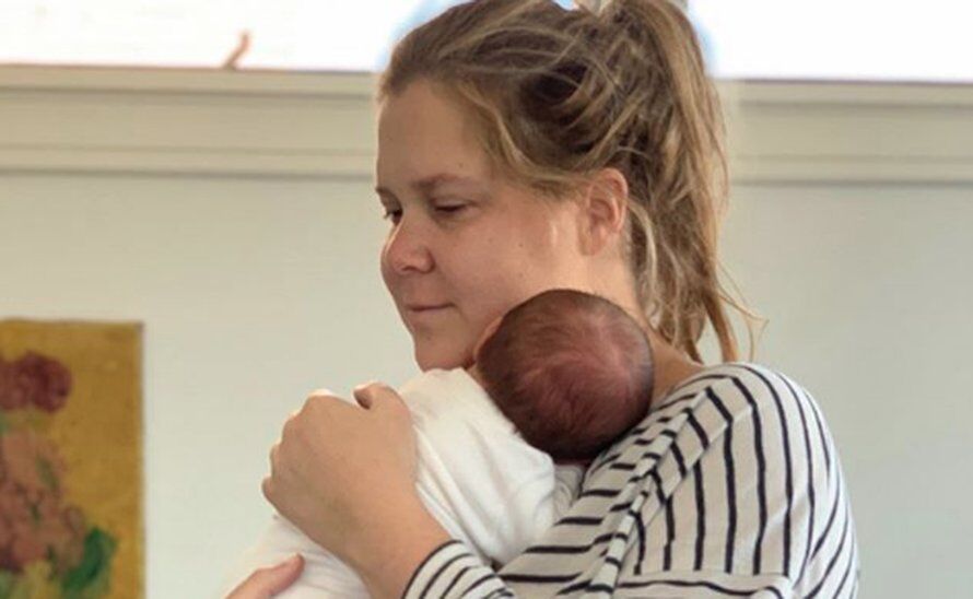 Illustratie bij: Pas bevallen Amy Schumer brengt een ode aan alle moeders: ‘Vrouwen zijn de shit’