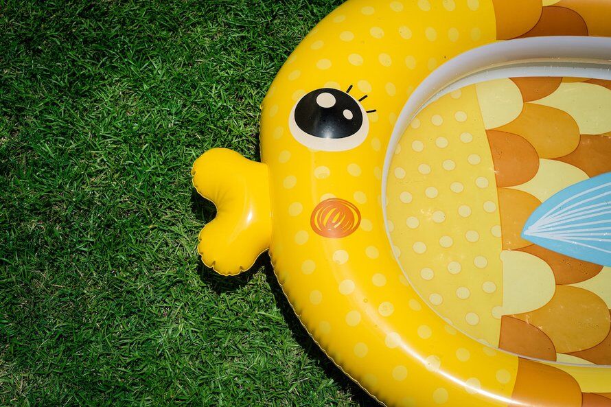 Illustratie bij: In deze babyzwembadjes (ook mét zonnescherm) is het heerlijk vertoeven