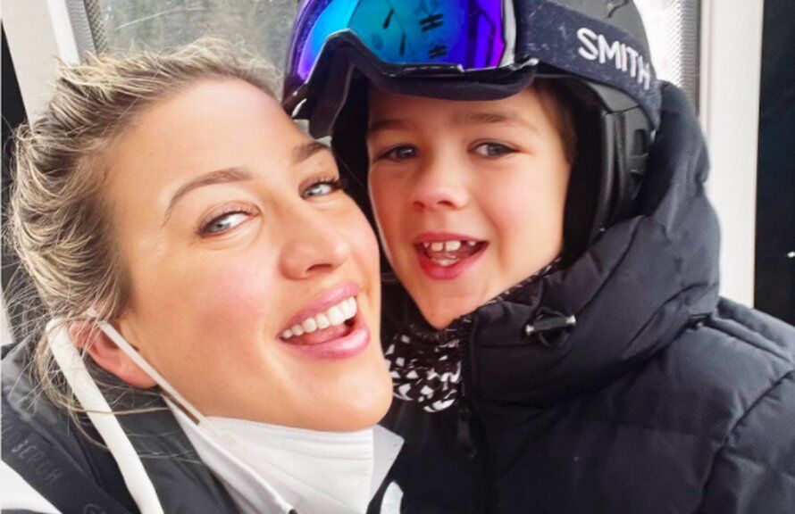 Illustratie bij: Skibril op, go: 6x bekende moeders op wintersport