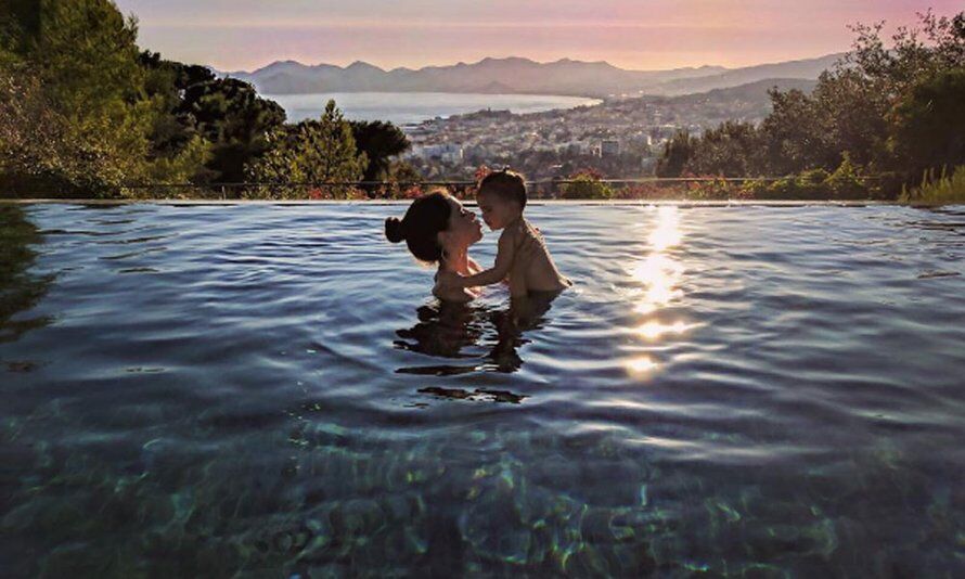 Illustratie bij: Van onze kleinste fan tot fijne vakanties: dit plaatsten BN’er moeders deze week op Instagram
