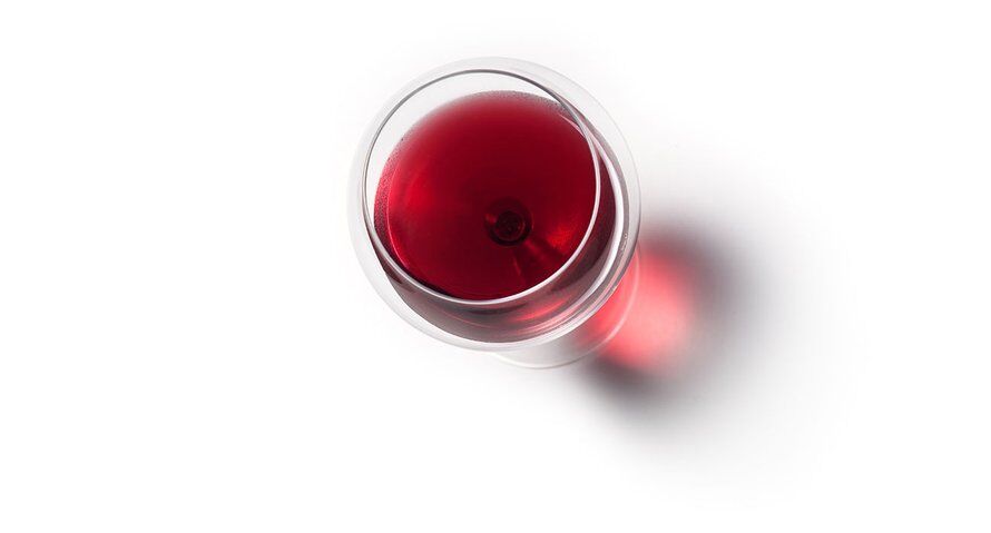 Illustratie bij: ‘Ik drink elke dag om vijf uur een glas wijn. Is dat echt zo slecht?’