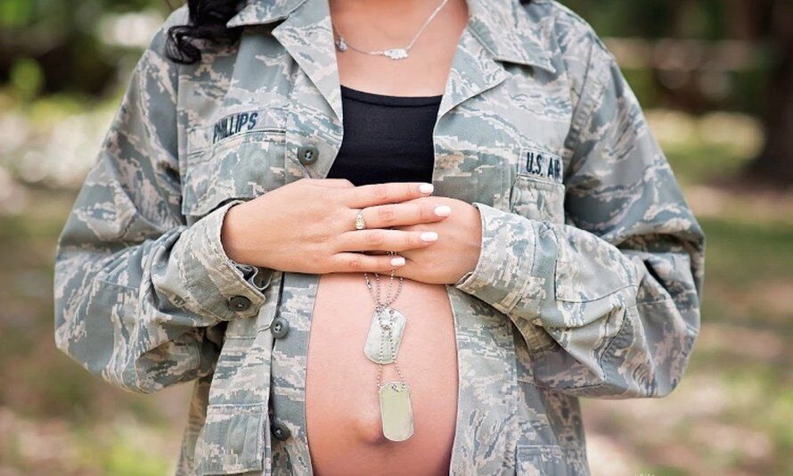 militair-zwangere-vrouw