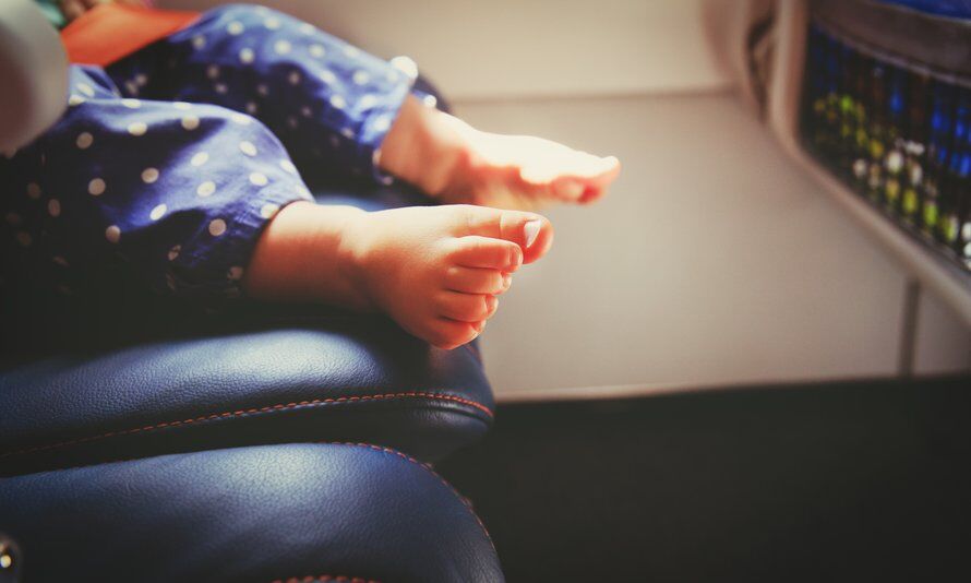 Illustratie bij: ‘Weiger je naast een baby te zitten in het vliegtuig? Blijf dan lekker weg’