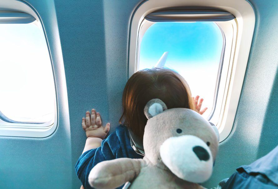 niet-naast-baby-in-vliegtuig-japan_airlines