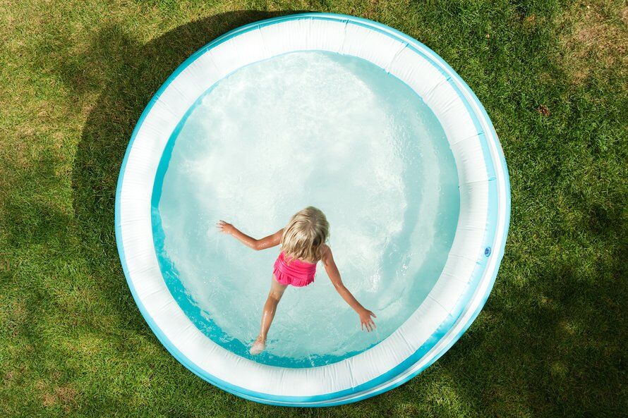 Illustratie bij: Waterpret in eigen tuin: híer moet je op letten als je een opblaasbaar zwembad koopt
