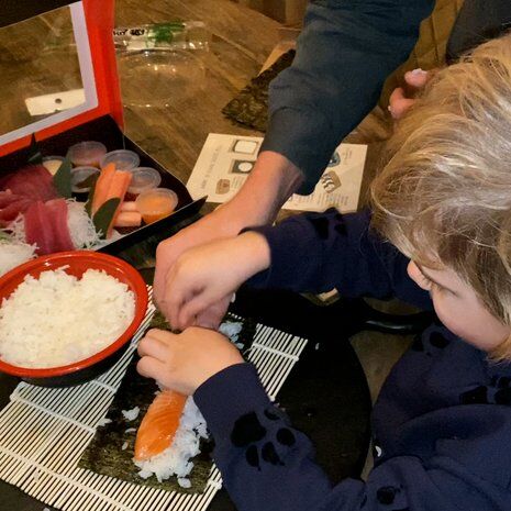 Illustratie bij: Kim Kötter maakt sushi met het hele gezin (en dat blijkt een groot succes)