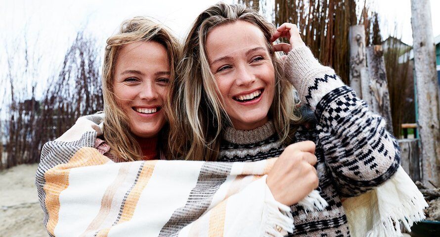 Illustratie bij: Tweelingzussen Tess en Lisa Milne: ‘We zijn elkaars grootste steun’