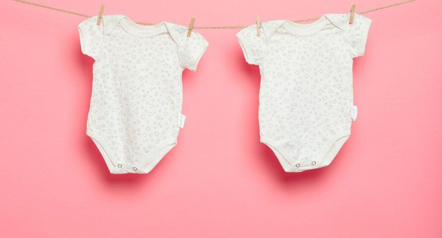 Illustratie bij: Tweelingmoeder: ‘Twee baby’s tegelijk borstvoeden bleek onmogelijk’