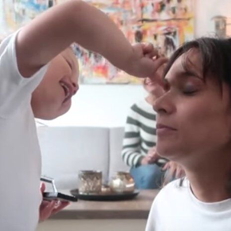 Illustratie bij: VIDEO: ‘De Huismuts’ wordt opgemaakt door haar peuter (en dat lukt nog aardig ook)