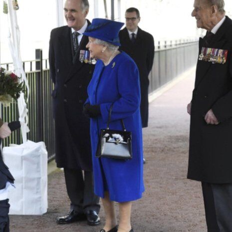 Illustratie bij: VIDEO: eigenwijs jochie weigert Queen Elizabeth een hand te geven
