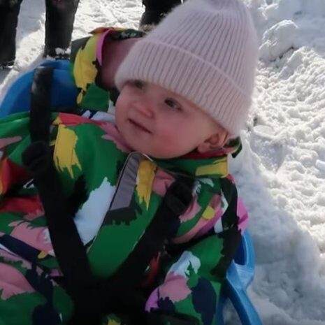 Illustratie bij: VIDEO: Saar Koningsberger is voor het eerst op skivakantie met dochter Scottie