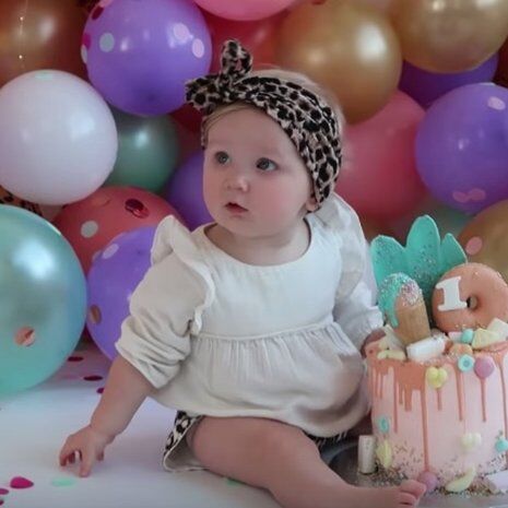 Illustratie bij: VIDEO: De dochter van Saar Koningsberger krijgt een cake smash-shoot (maar vindt die taart wat vreemd)