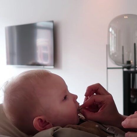 Illustratie bij: VIDEO: Scottie eet haar eerste boterham en Saar Koningsberger huilt van trots