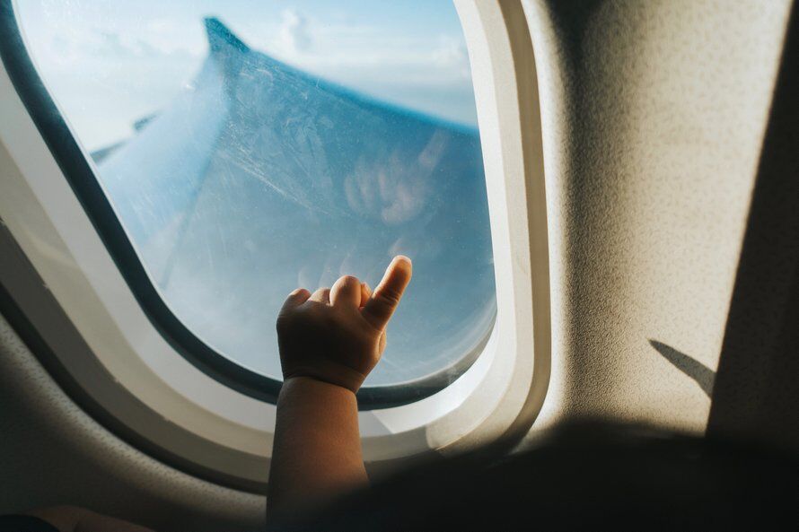 Illustratie bij: Zien: moeder heeft boodschap voor mensen die klagen over huilende baby’s in het vliegtuig
