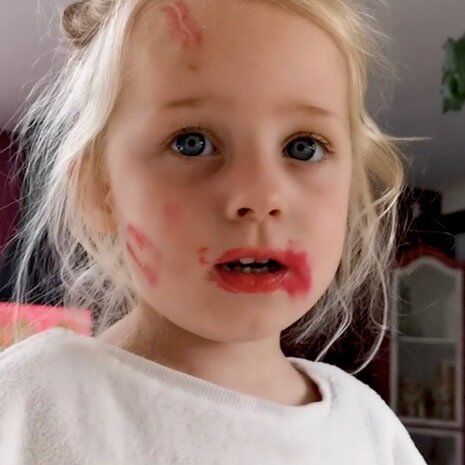 Illustratie bij: Zo vermaak je je peuter in quarantainetijd (en je hebt alleen lippenstift nodig)