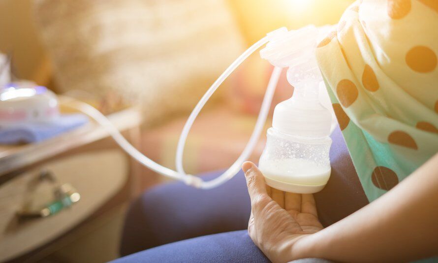 Illustratie bij: Viral foto laat zien hoe moedermelk verandert als je baby ziek is