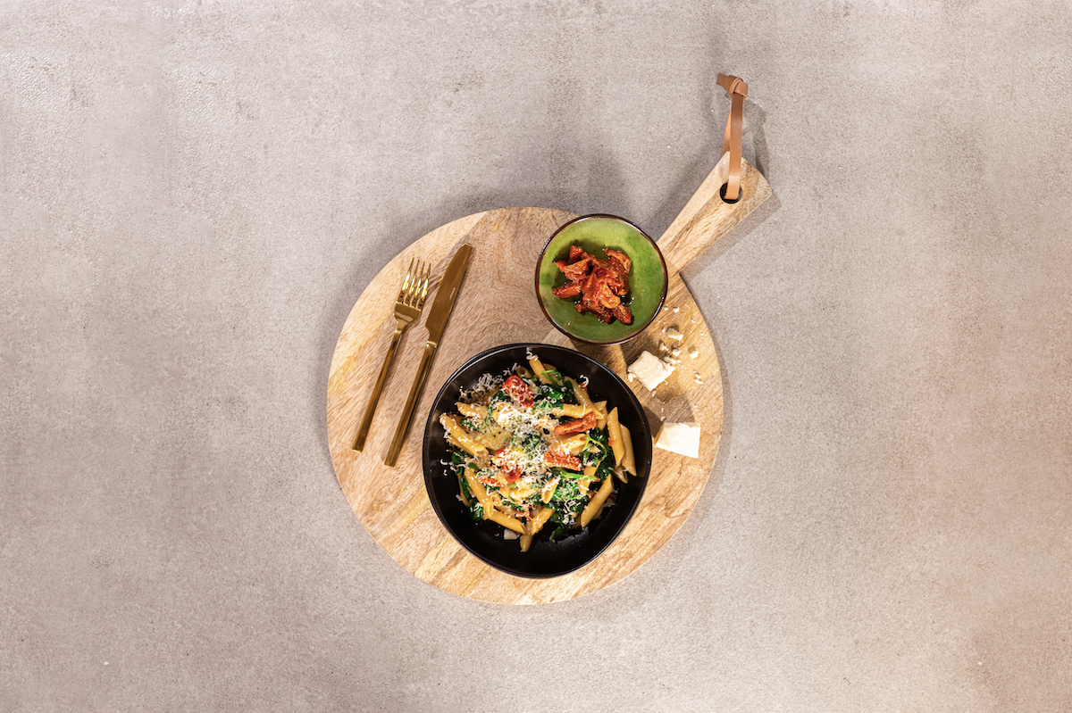 Illustratie bij: Snel, makkelijk én perfect voor het warme weer: deze groentebom-pasta van TV-kok Sandra Ysbrandy en Lidl 