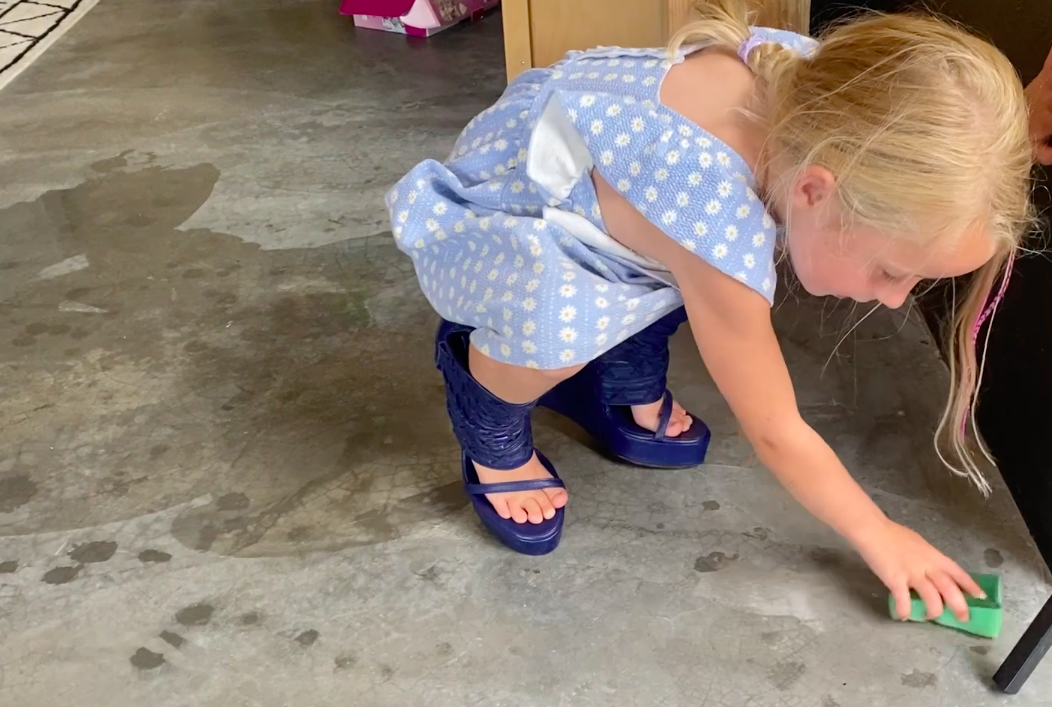 Illustratie bij: Oeps: Elines dochter (5) gaat aan de schoonmaak op mama’s peperdure designerhakken