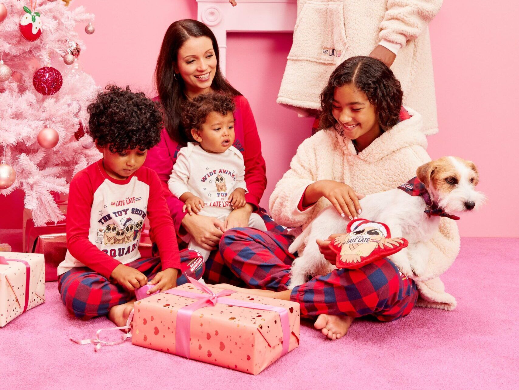 Illustratie bij: Dít wil je: matchende pyjama’s voor het hele gezin (en ja, zelfs voor de hond)