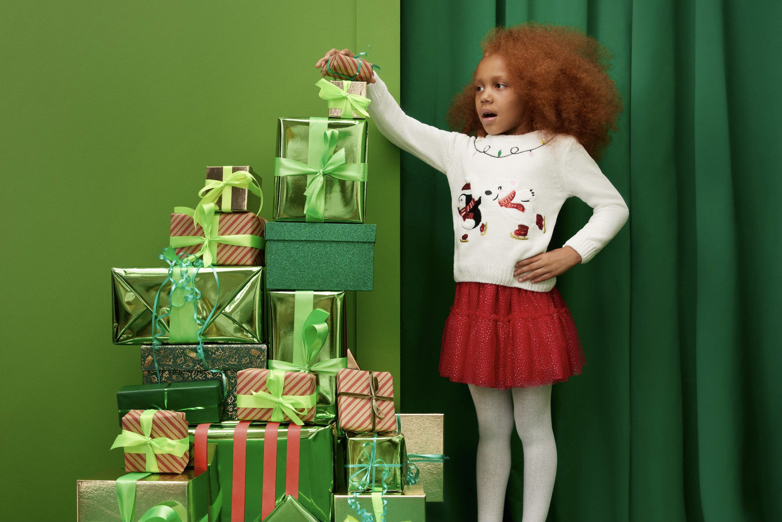 Illustratie bij: Jij in fluweel, je kind in glitter: deze outfits zijn onmisbaar voor de feestdagen (en jíj kunt ze winnen)