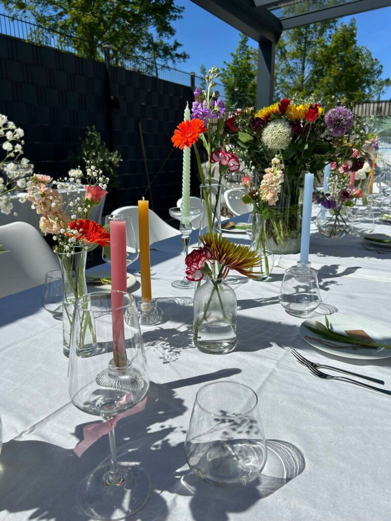 21 diner met een prachtig gedekte tafel vol bloemen en kaarsen