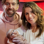 Marieke Elsinga met baby Noa in de studio van Q-Music: ‘Even voorbeeldig zijn, lieverd!’