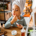 Help, mijn kind wil make-up! Kwart van de ouders zit met hun handen in het haar