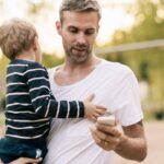 Dilemma: ‘Scrollend staat hij in de speeltuin, terwijl onze zoon zijn handje naar hem uitsteekt’