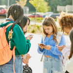 Digitaal dilemma: Kan mijn kind (10) al in een groepsapp met klasgenootjes?