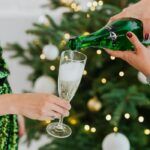 Feestblunders van mama’s: ‘Ze gooide in pure paniek haar halve glas over mijn kerstoutfit’