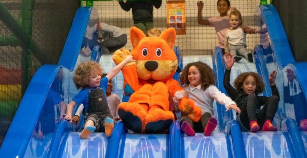  glijbaan kinderen binnen speeltuin