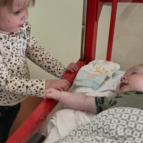 Illustratie bij: Mariska over kinkhoest bij haar pasgeboren baby Logan: ‘Zijn lippen kleurden blauw’