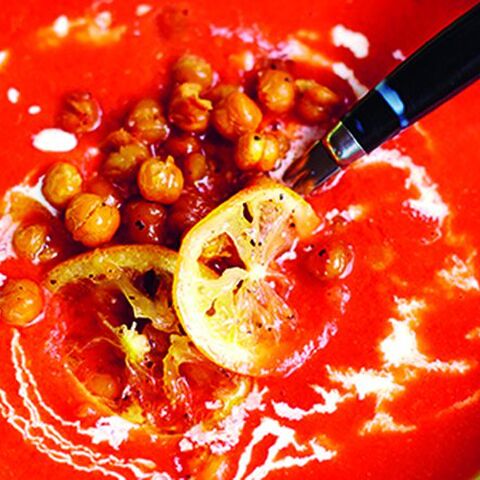 Illustratie bij: Recept: romige tomatensoep met knapperige kikkererwten