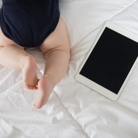 Illustratie bij: Hoelang mogen baby’s en dreumesen achter een scherm zitten?