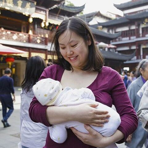 Illustratie bij: 8x prachtige foto’s die laten zien hoe borstvoeding wereldwijd gegeven wordt